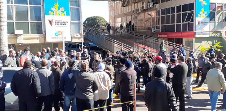 ATO DOS TRABALHADORES DO TRANSPORTE, REALIZADO EM FRENTE A PREFEITURA...